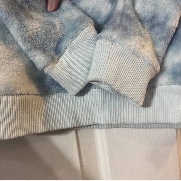 Abercrombie Blue Tie Dye Fuzzy Blue Sweatshirt Top Sweater Medium 9/10 A&F Logo - Picture 12 of 12